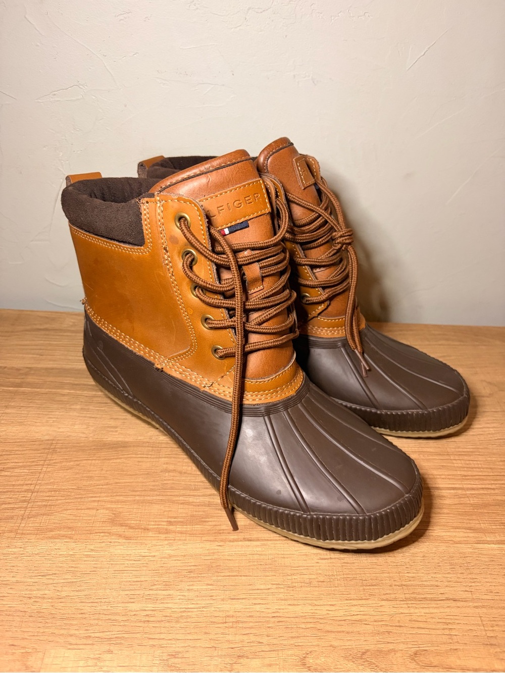 Tommy Hilfiger Size 9 Duck Boots Brown Tan Lace Up Waterproof Style